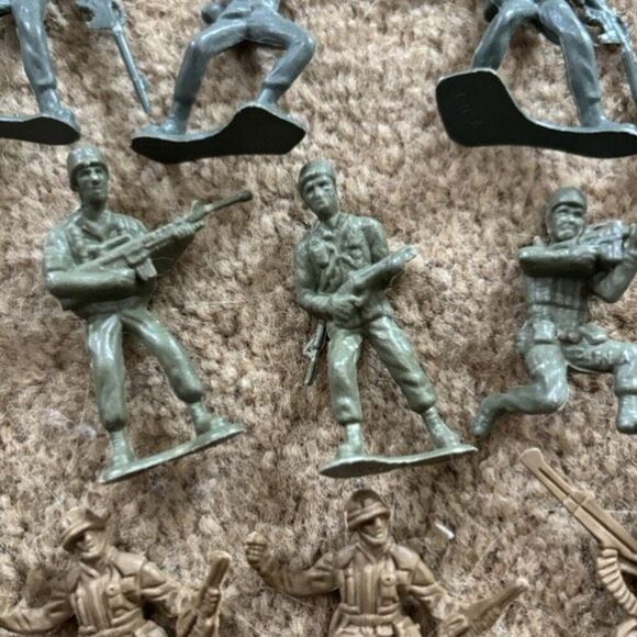 Lot of 56 Small Military Soldiers - Picture 6 of 9